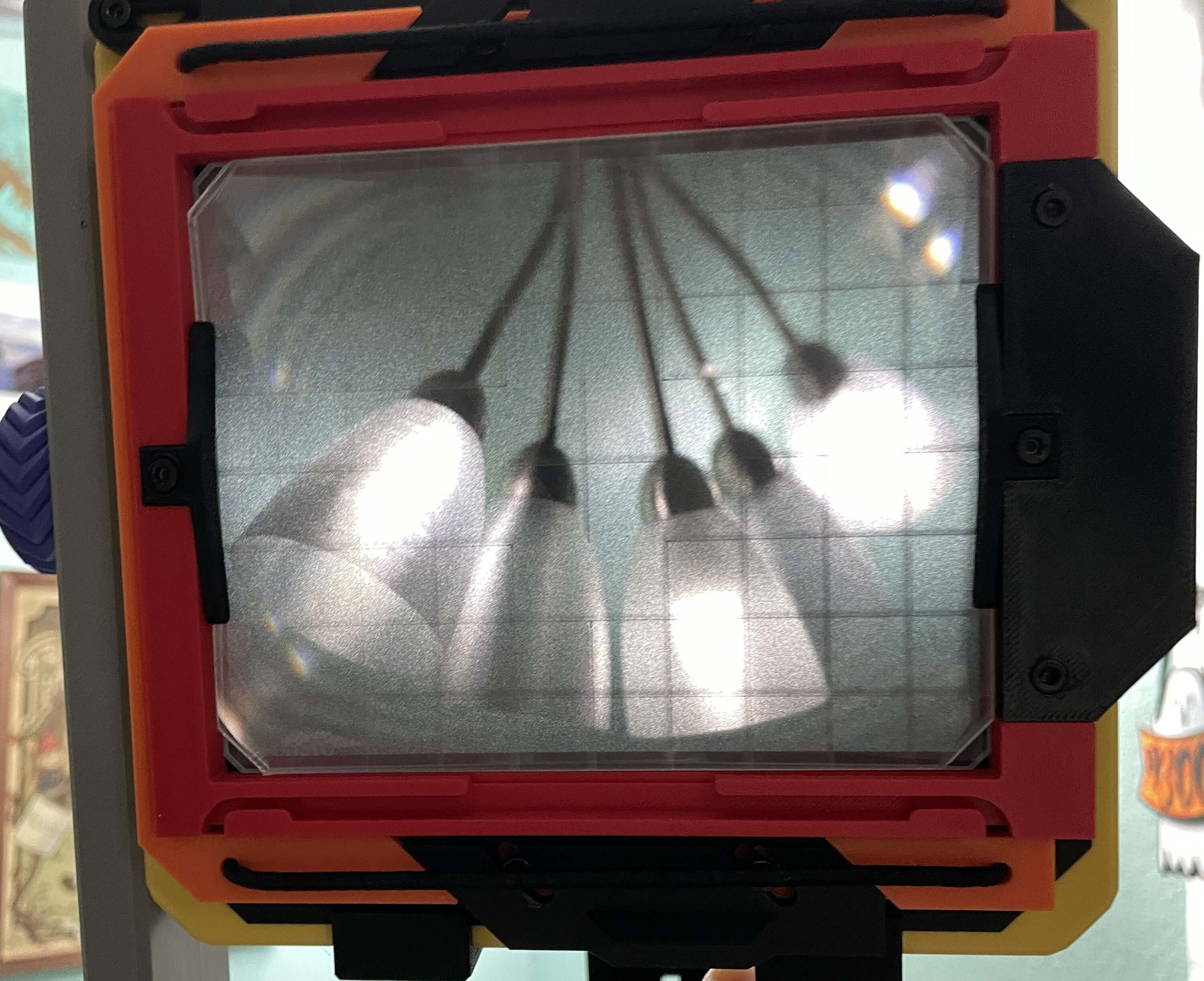 Image projected onto ground glass, improved by the fresnel lens